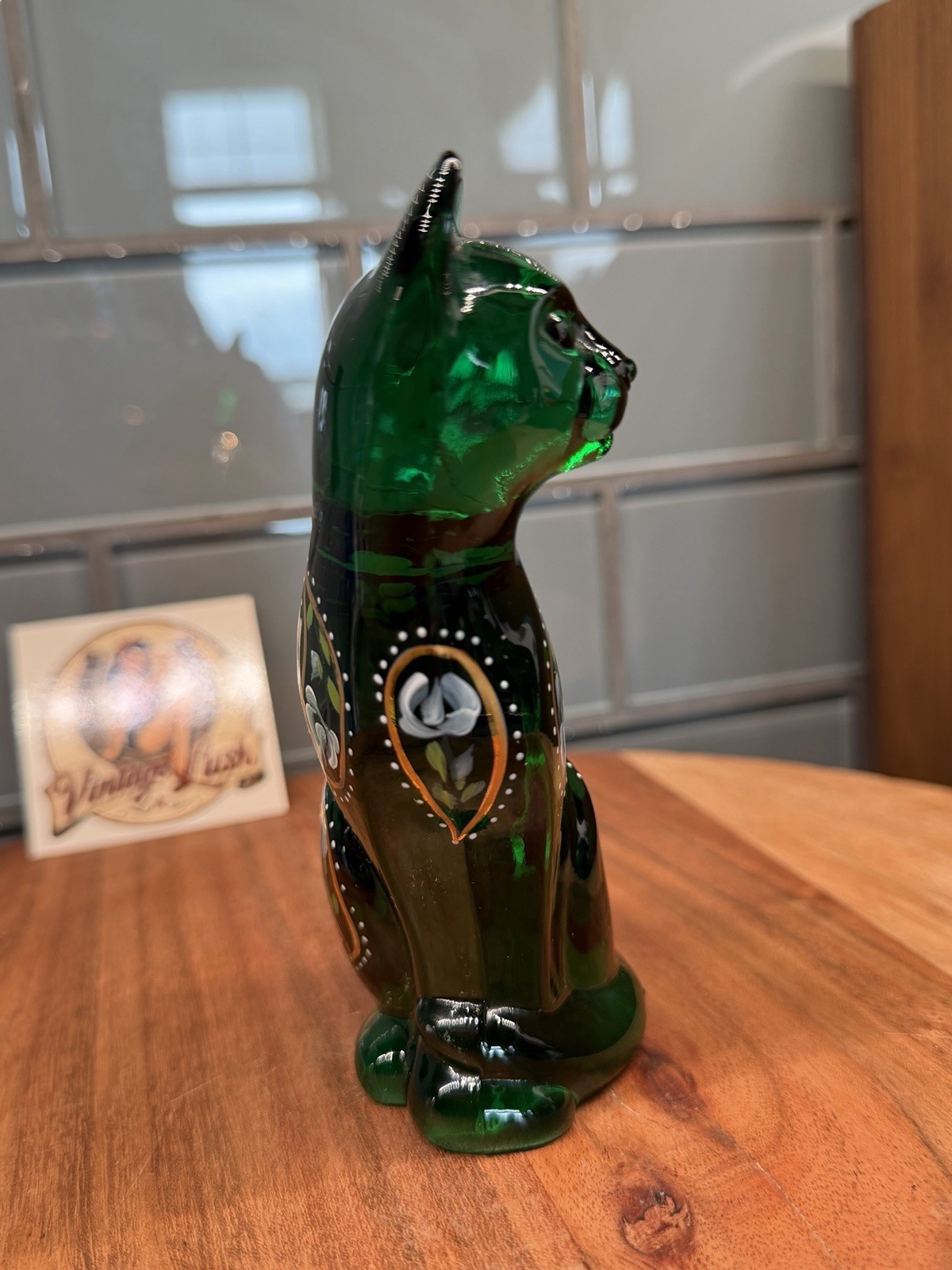 FENTON CAT 5 3/8″ HP FLORAL ON EMERALD GREEN ARTIST D. CUTSHAW 1970