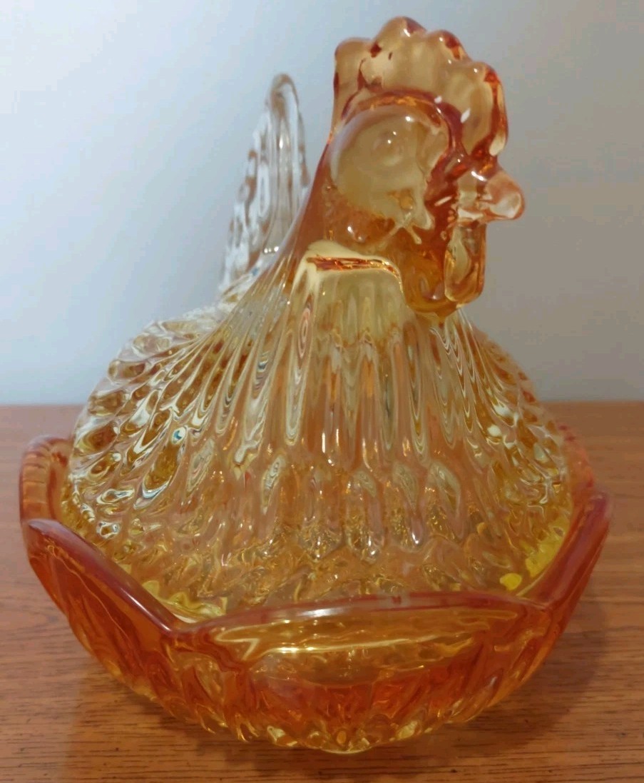 Large Amber Colored Hen On A Nest 7×8 1/2×7 NEW