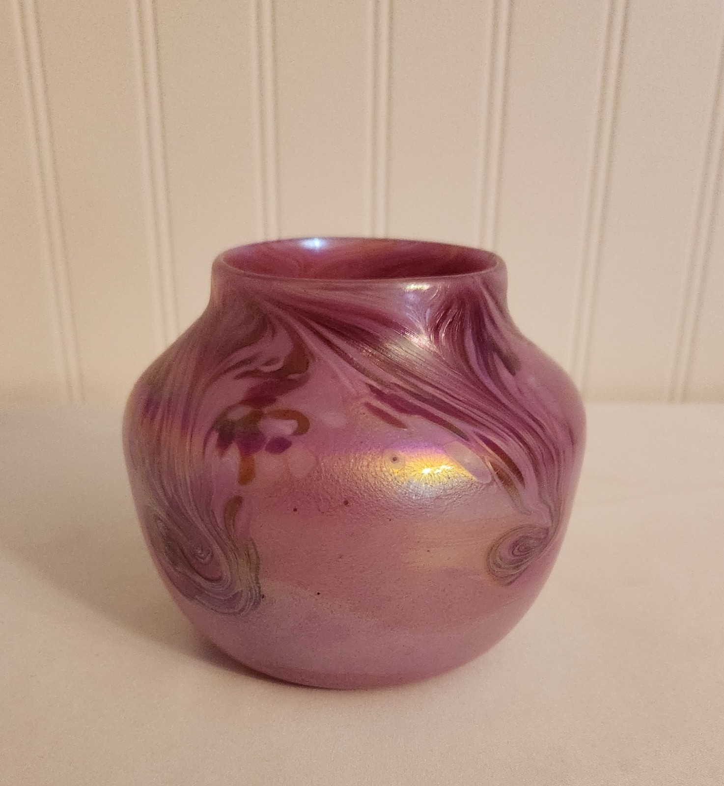 VTG Nuance Pink Iridescent Swirl Pulled Feather Hand Blown Vase New Orleans 1989