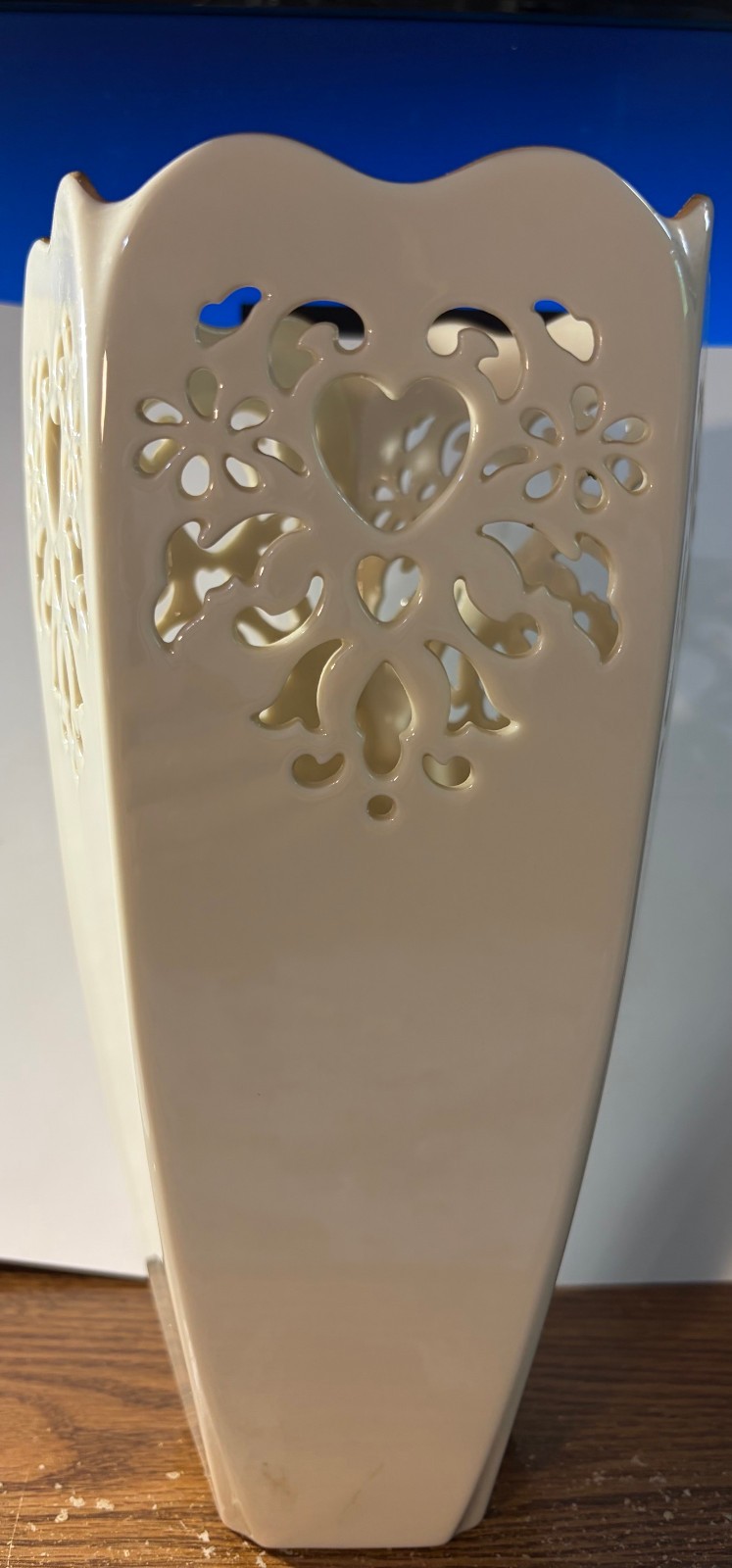 Lenox – Large Ivory Vase with Gold Leaf Accents – Preowned, Excellent Condition
