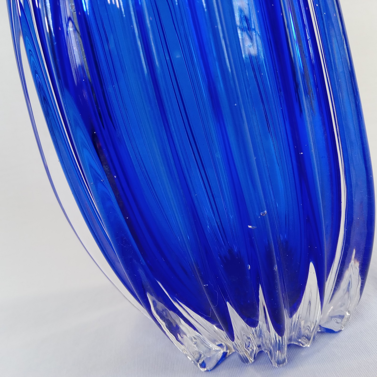 Stunning Cobalt Blue Art Glass Vase Heavy Ribbed Swirl Scalloped Rim 7.75″ Tall