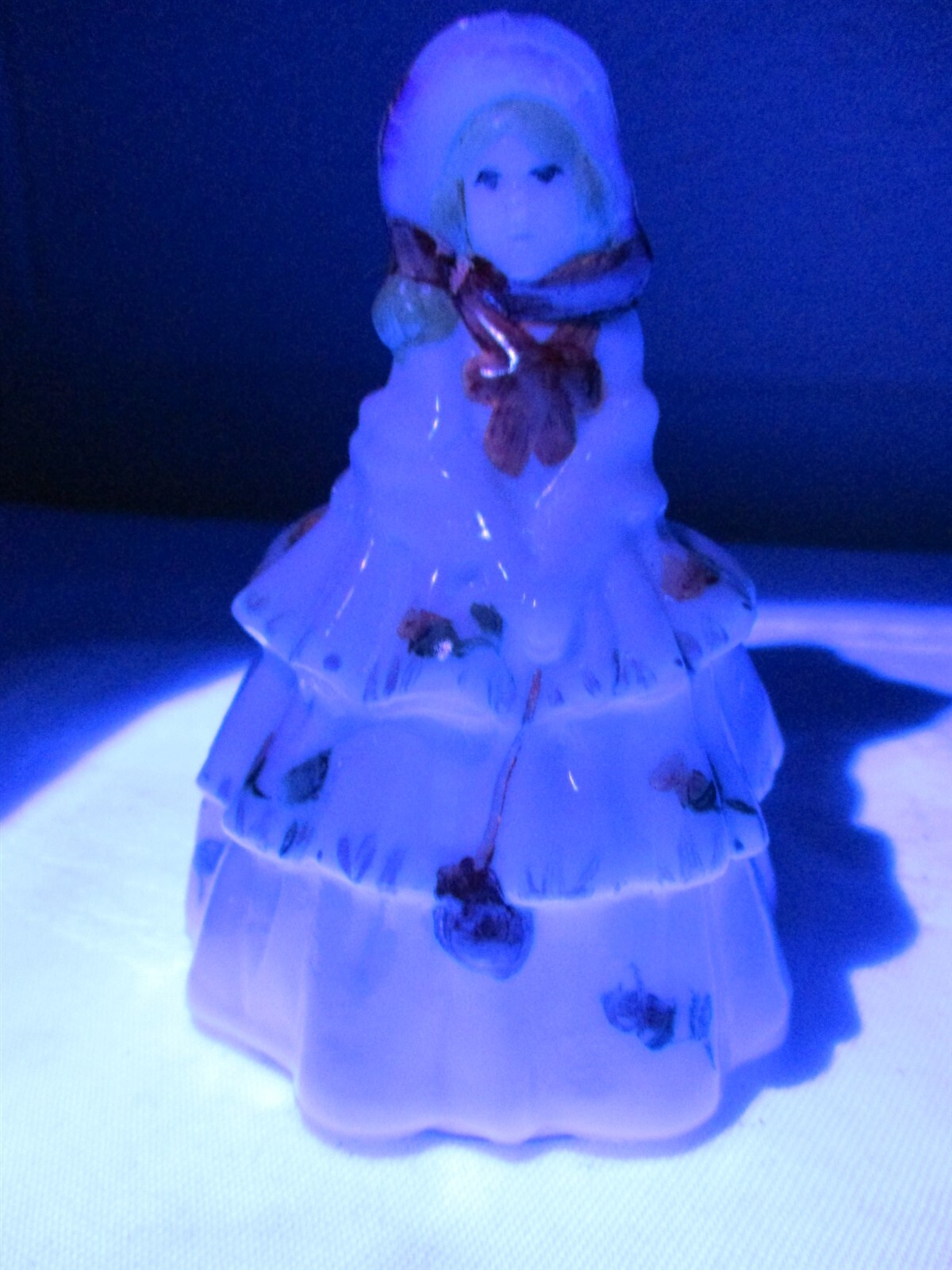 VINTAGE BOYDS ART GLASS 1982 ” LOUISE ” COLONIAL LADY HANDPAINTED & SIGNED