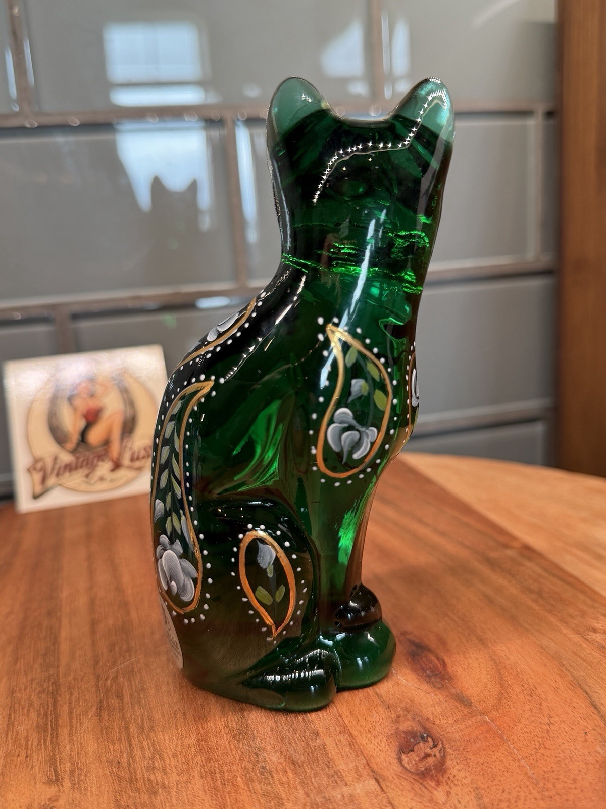 FENTON CAT 5 3/8″ HP FLORAL ON EMERALD GREEN ARTIST D. CUTSHAW 1970