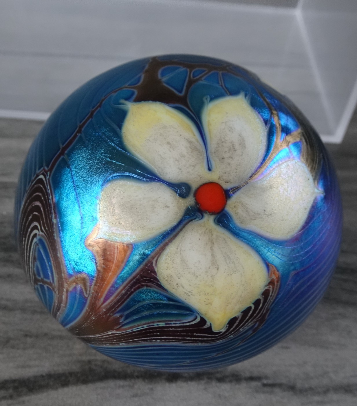 Signed Orient & Flume Blue Aurene Trailing Flowers Art Glass Paperweight 1976