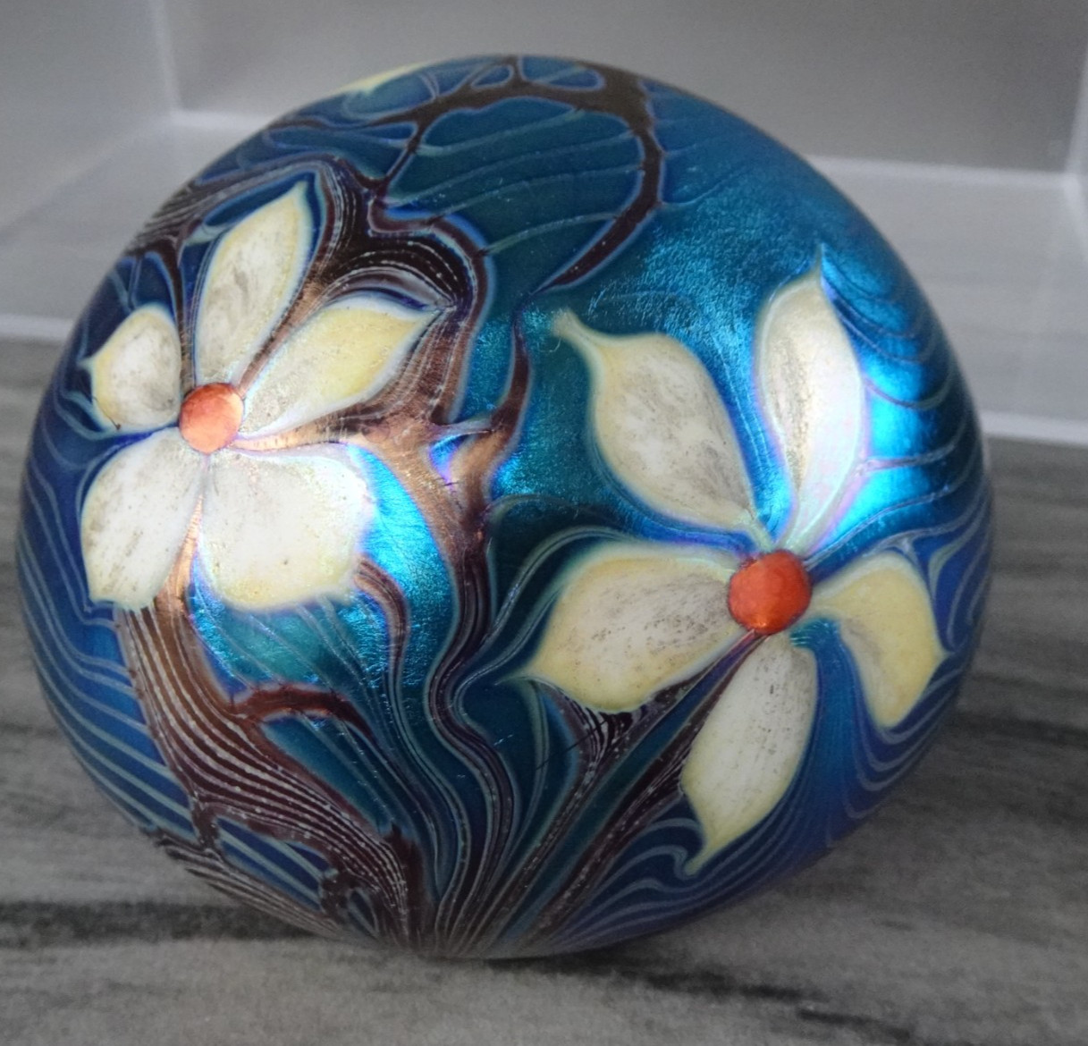 Signed Orient & Flume Blue Aurene Trailing Flowers Art Glass Paperweight 1976