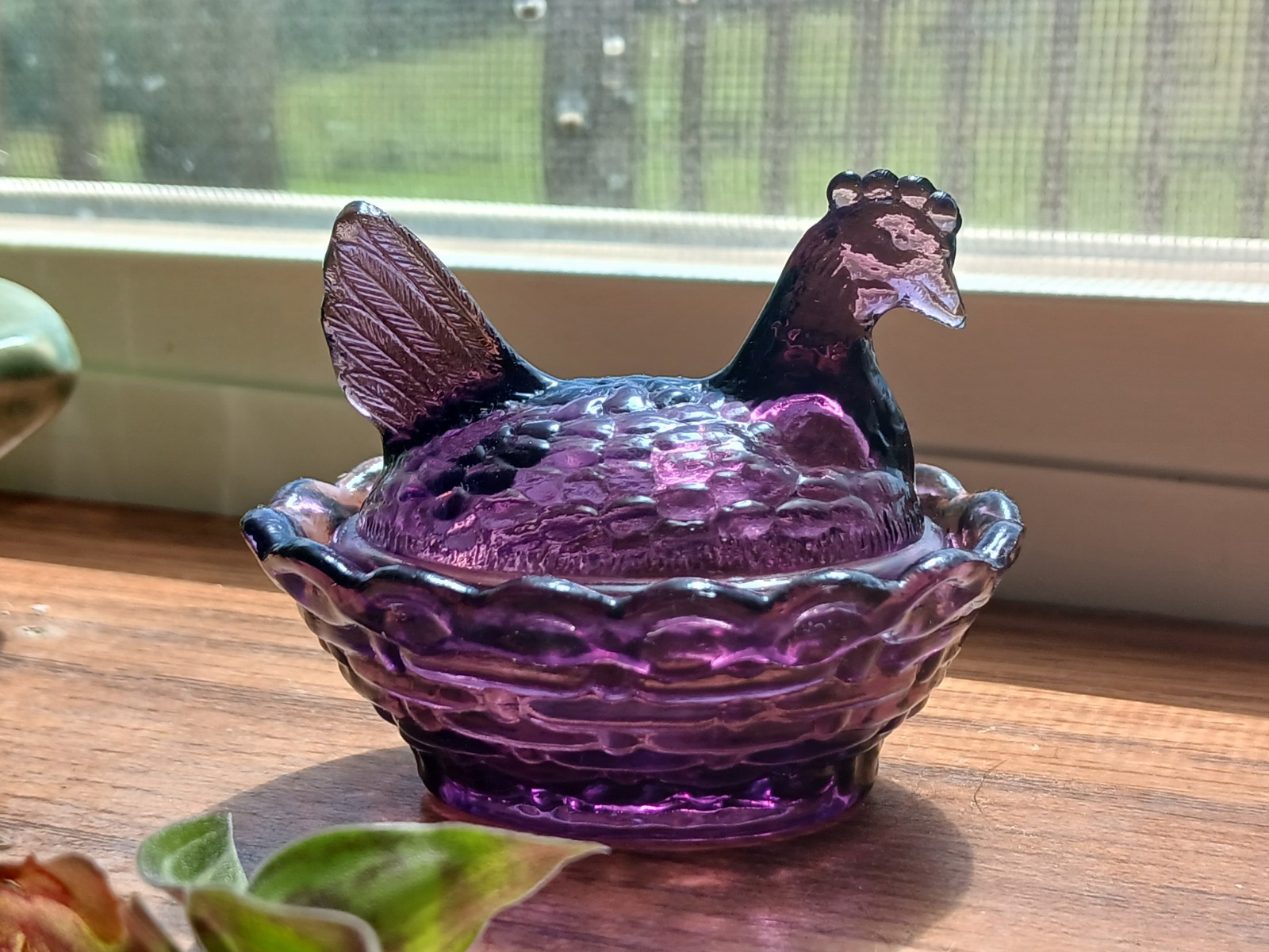 1960-1972 DEGENHEART MINI HEN ON NEST SALT CELLAR -GLOWS- NO MAKERS MARK