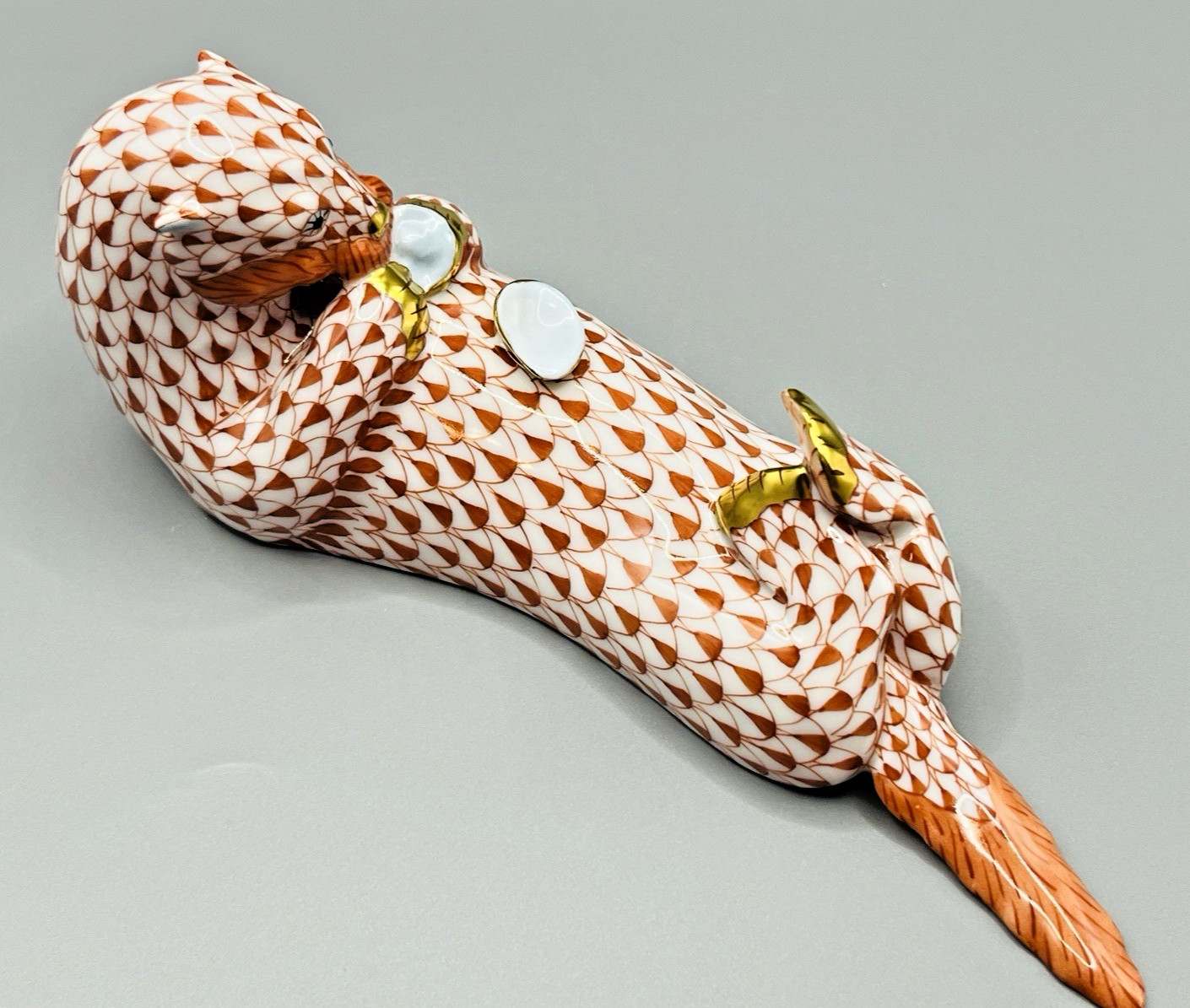 Herend Figurine – Otter Eating Clams 7.25″ L – Rust Fishnet