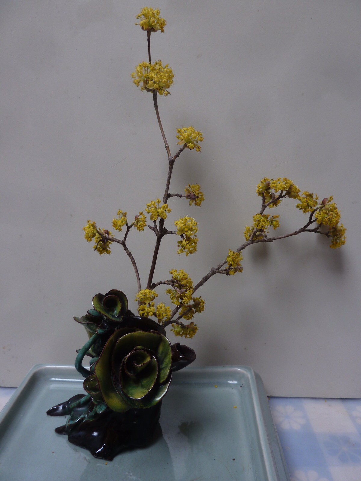 VINTAGE MAJOLICA BUD VASE OR PLANTER APPLIED 3D ROSES FLOWERS ASIAN STYLE