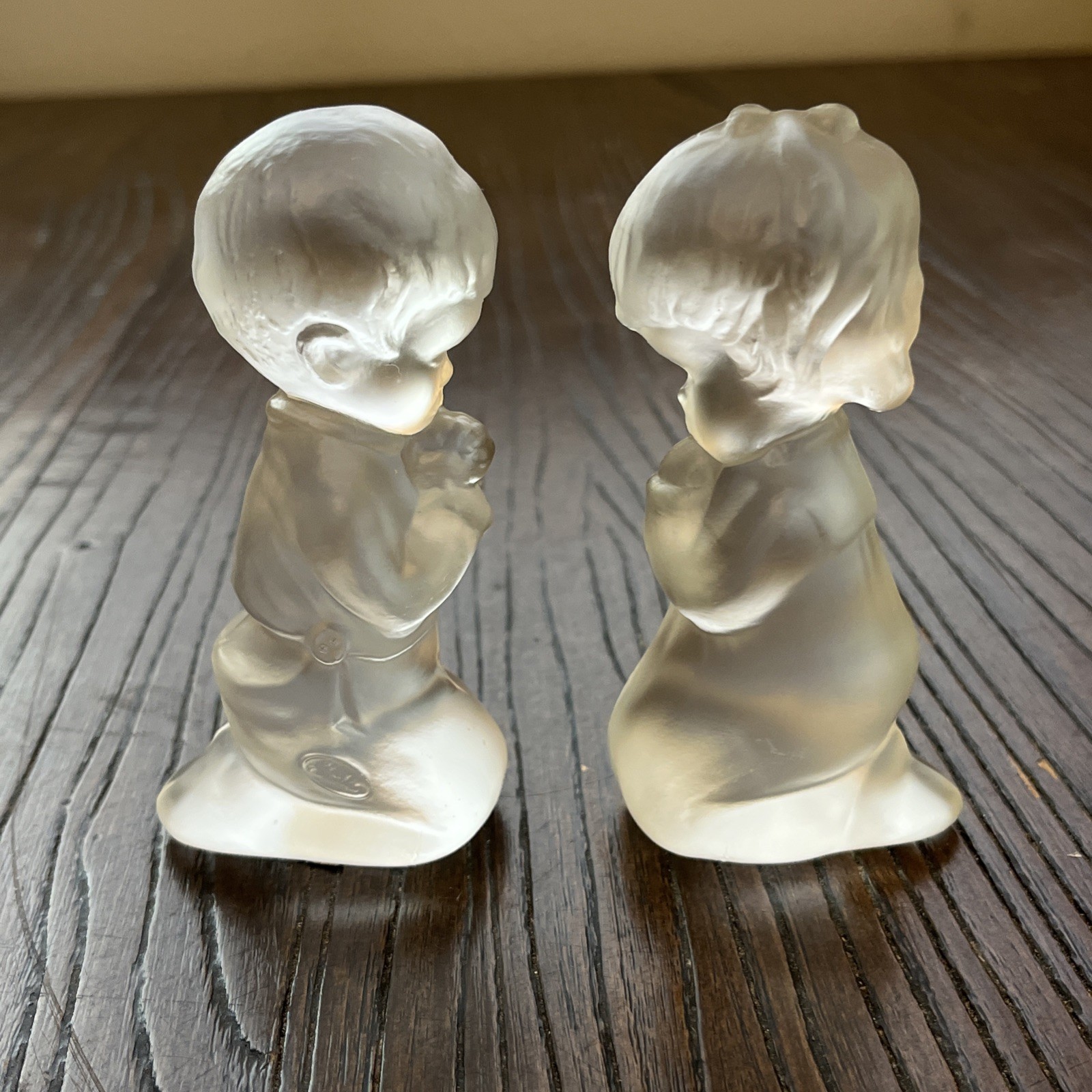 Vtg Fenton Clear Glass Crystal Praying Children Boy Girl Figure Set W/Sticker