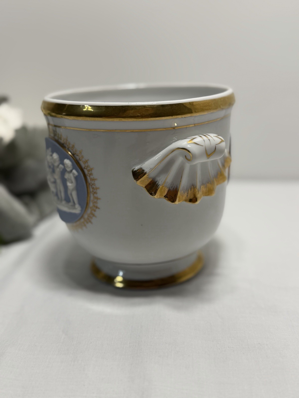 Vintage Jardiniere Planter Pot Blue Medalion Angels Marked 6607Gold Gilt 5.25″ T