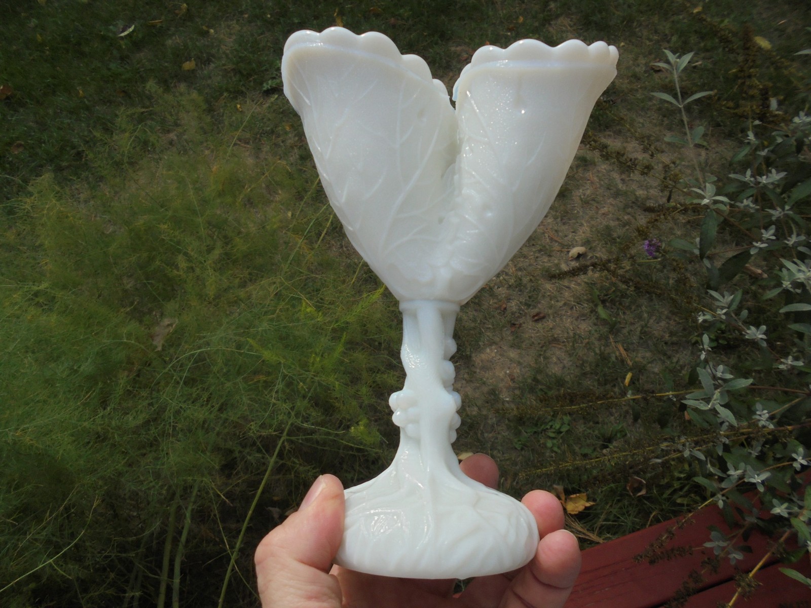 Portieux Vallerysthal France Milk Glass Three Horn Leaf Stem Vase 7 5/8″ Excelnt