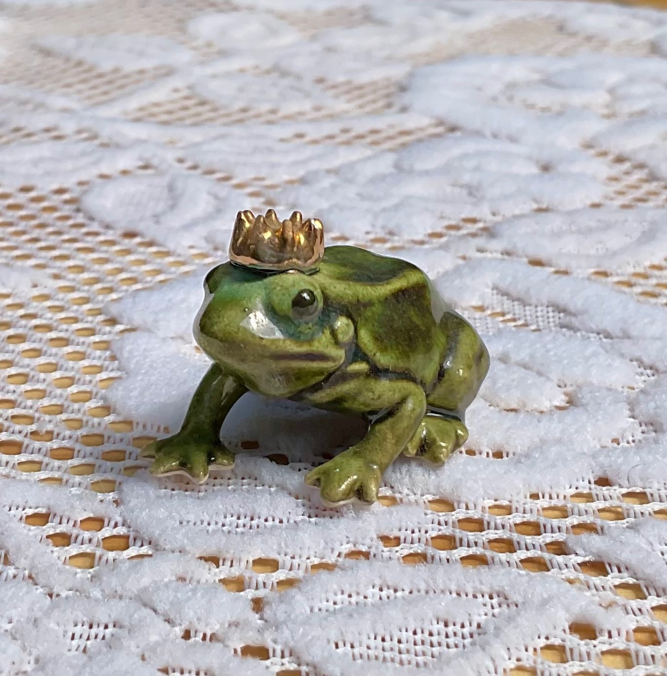 Porcelain Figurine Frog King Golden Crown 1.5inch x1.2inch
