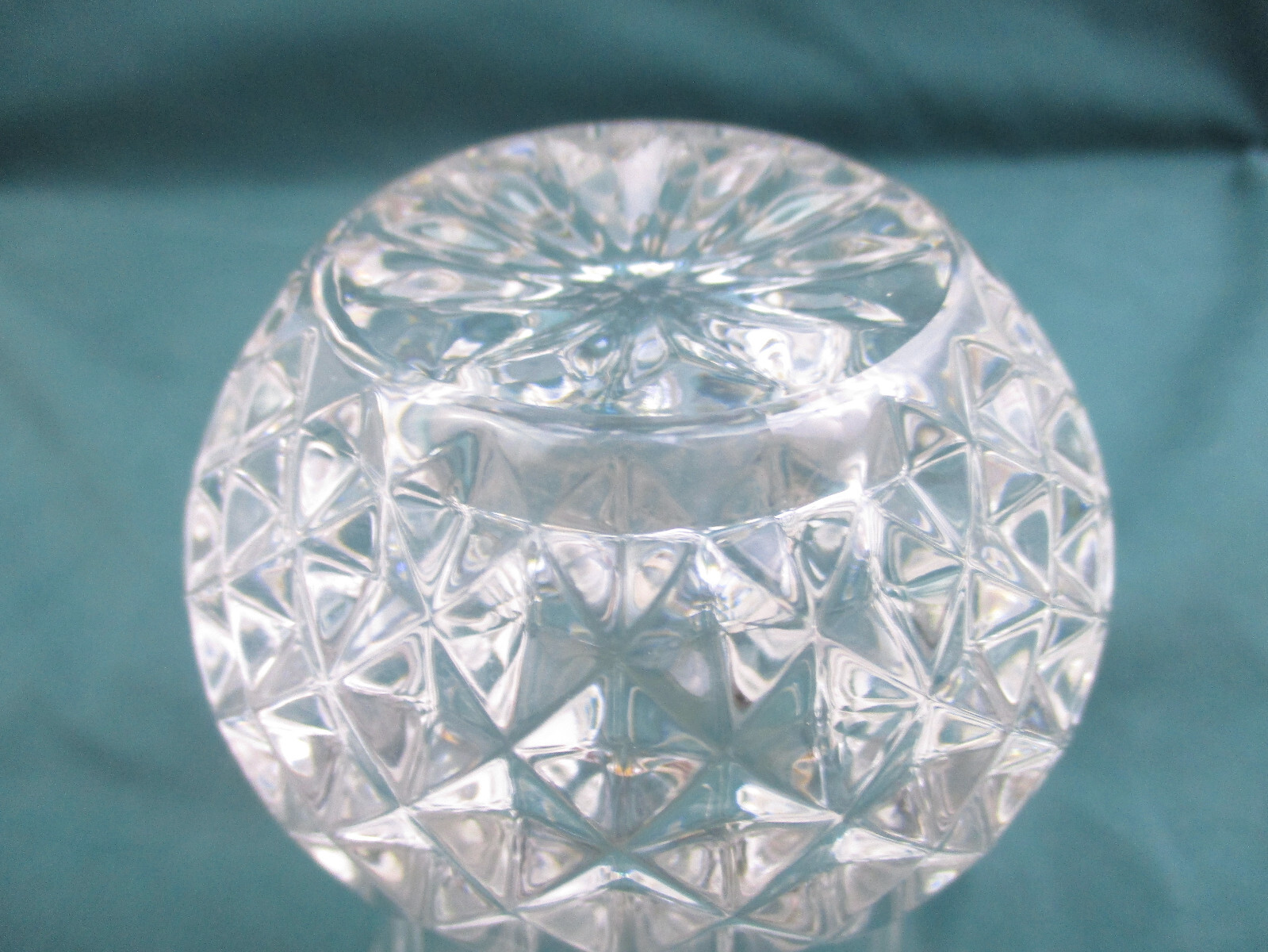 HEAVY(1.2 LBS) GLASS CUT CRYSTAL VASE – DIAMOND CUT PATTERN – 5 1/4″ TALL(EA9)