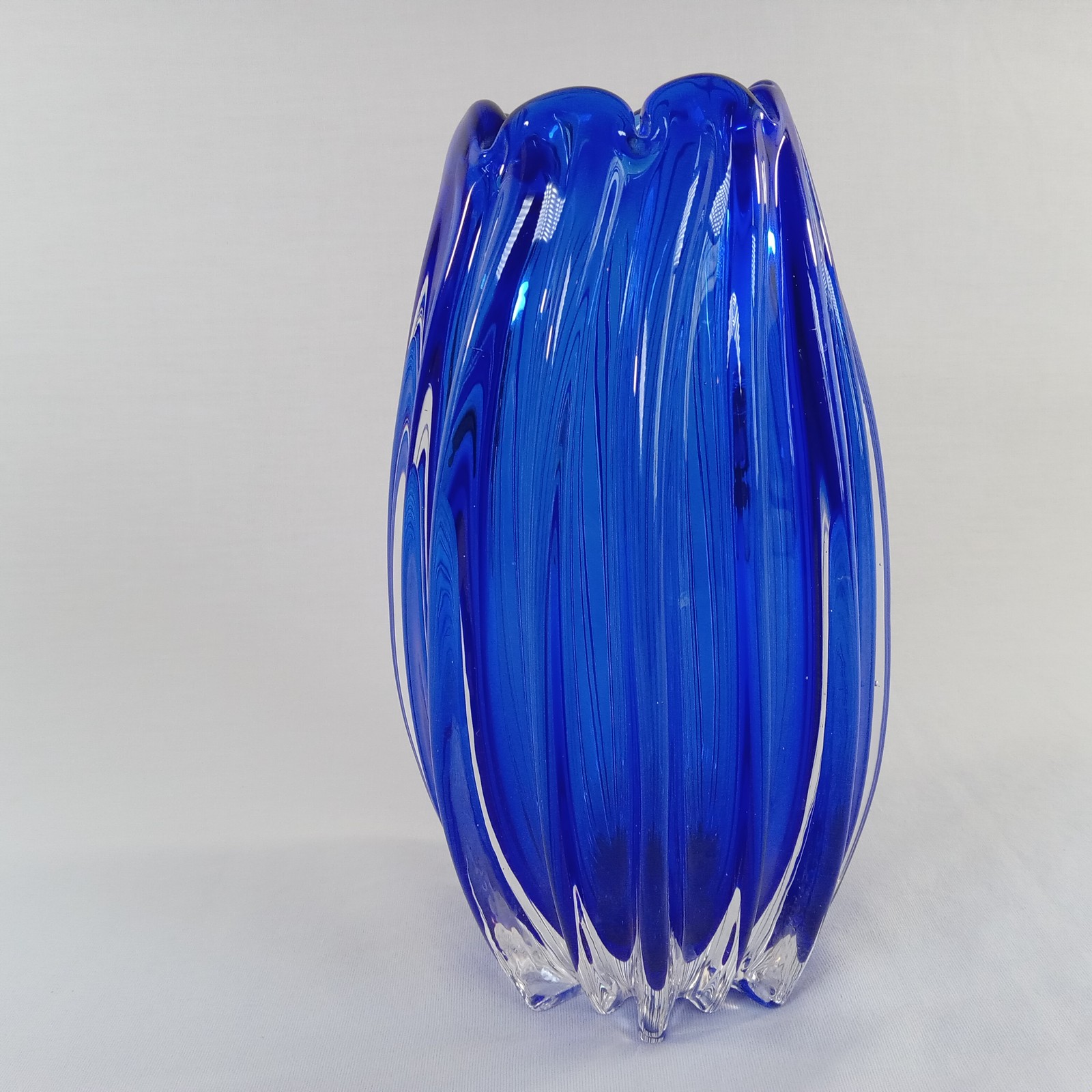 Stunning Cobalt Blue Art Glass Vase Heavy Ribbed Swirl Scalloped Rim 7.75″ Tall
