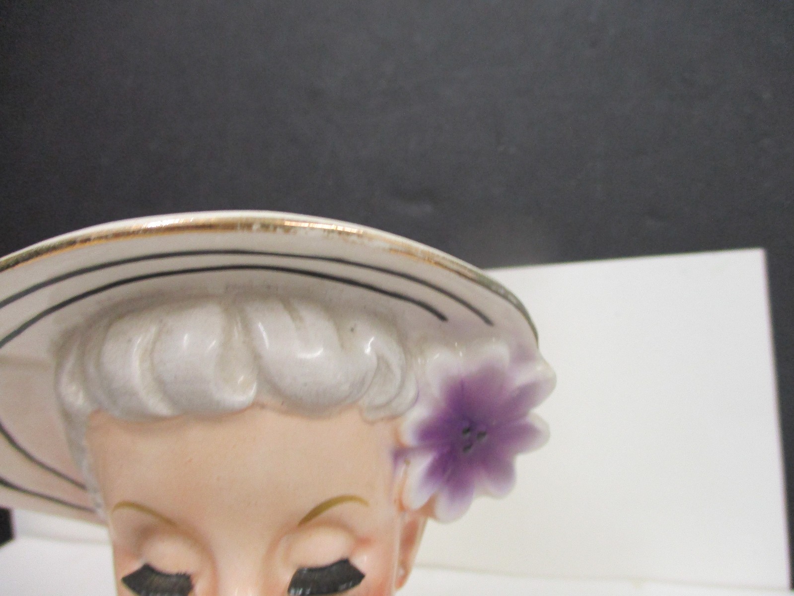 k962 RELPO 4 3/4 ” platinum blond BLACK & white DRESS hat AND BOW head vase