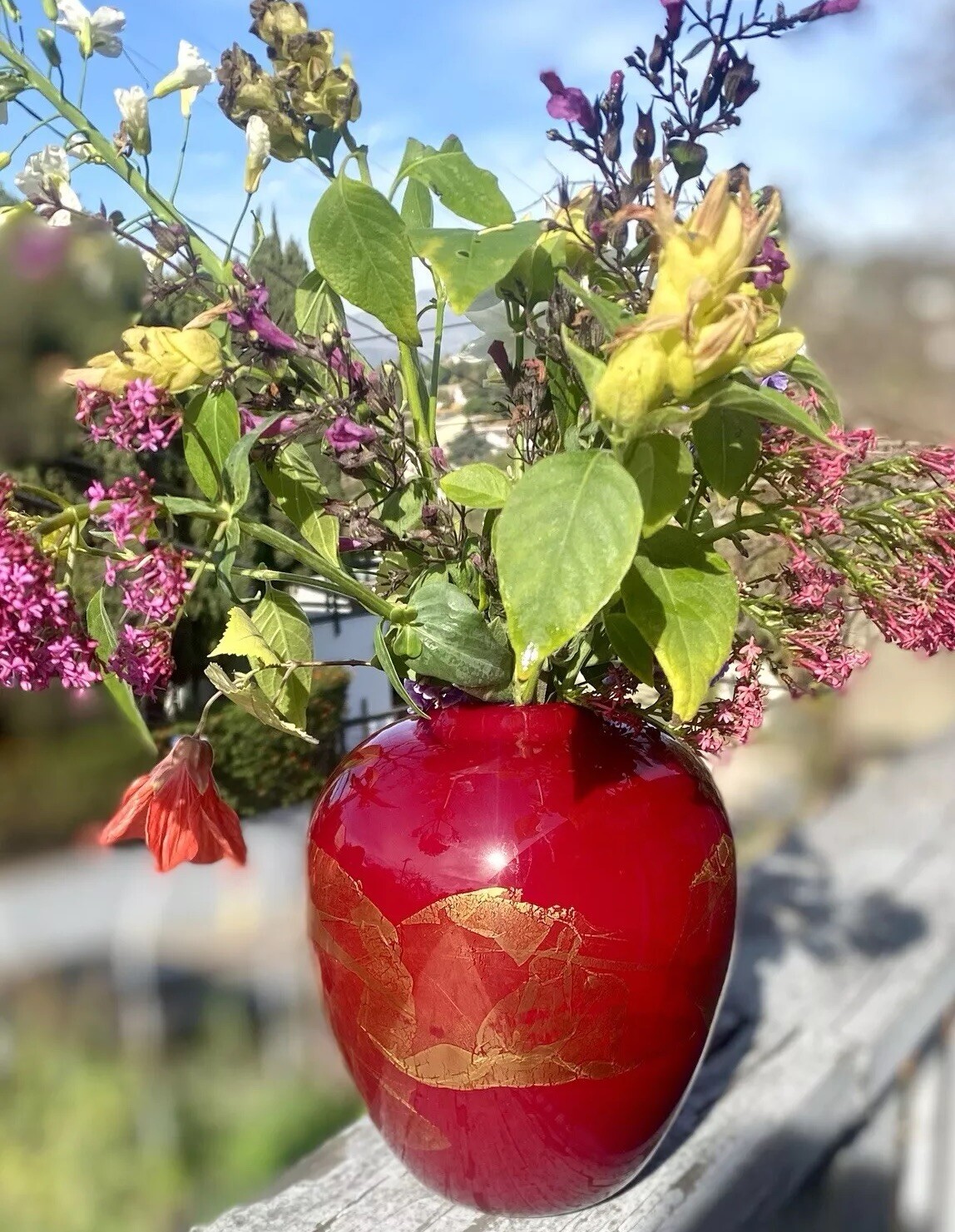 DONALD CARLSON SIGNED Art Glass VASE Hand-blown Cherry Red Gold 7.5″ Urn EUC