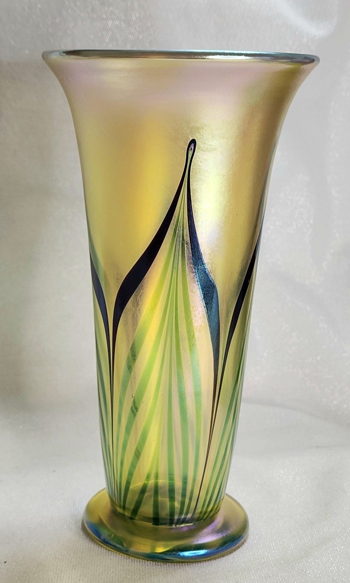 Vintage 1985 Orient & Flume Iridescent Gold Pulled Feather Trumpet Vase