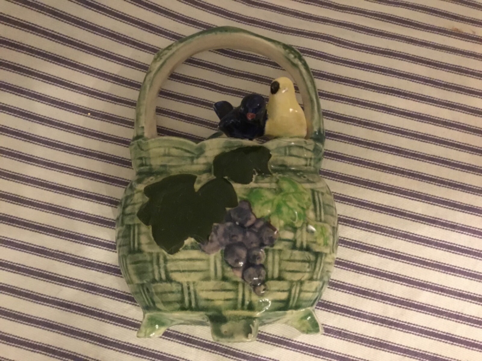 VIntage ceramic 2 Birds in Basket WALL POCKET 6.5 x 4.5 unbranded grapes