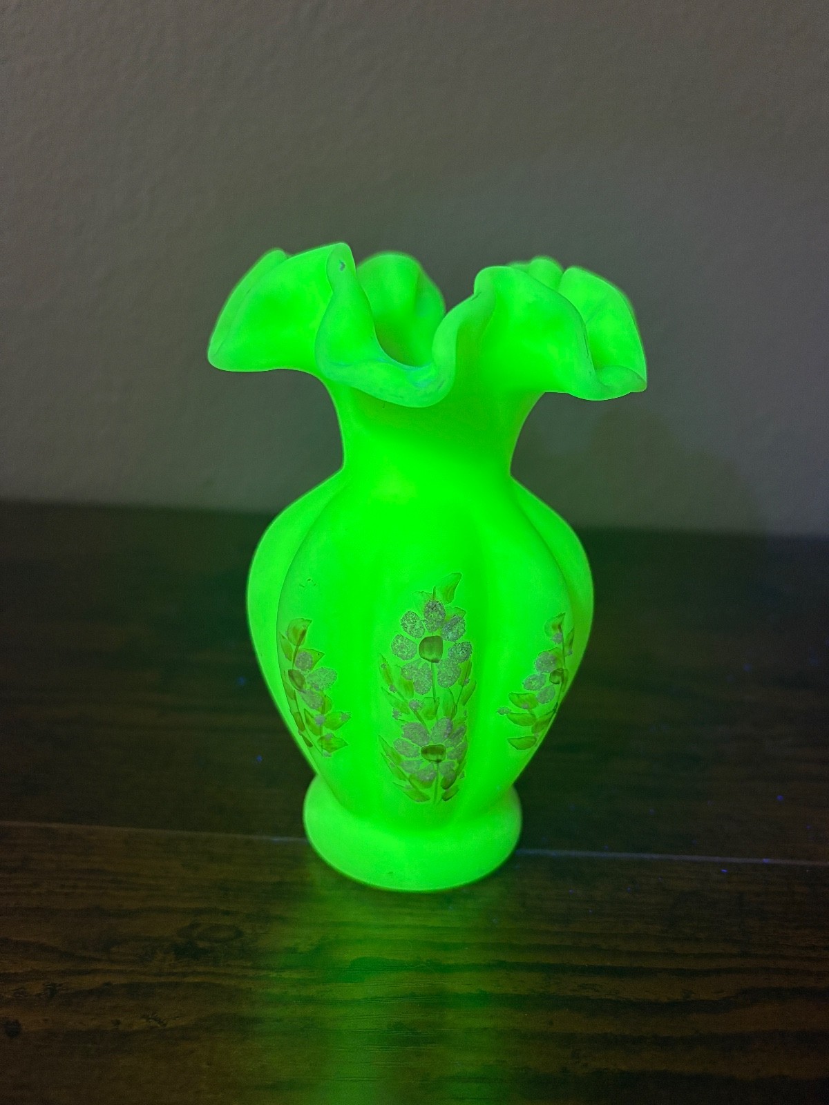 VTG Fenton Satin Custard 5 3/8″H Hand Painted Daises Melon Vase Uv Reactive
