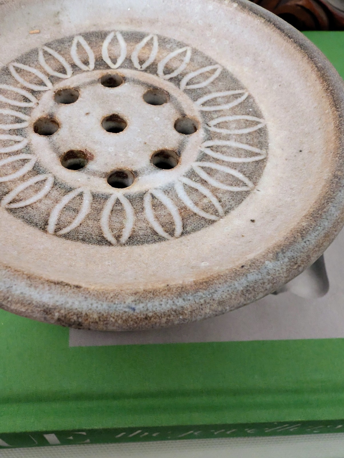 🤍 1970s Flower Vase And Frog Stoneware Studio Pottery Speckled 70s