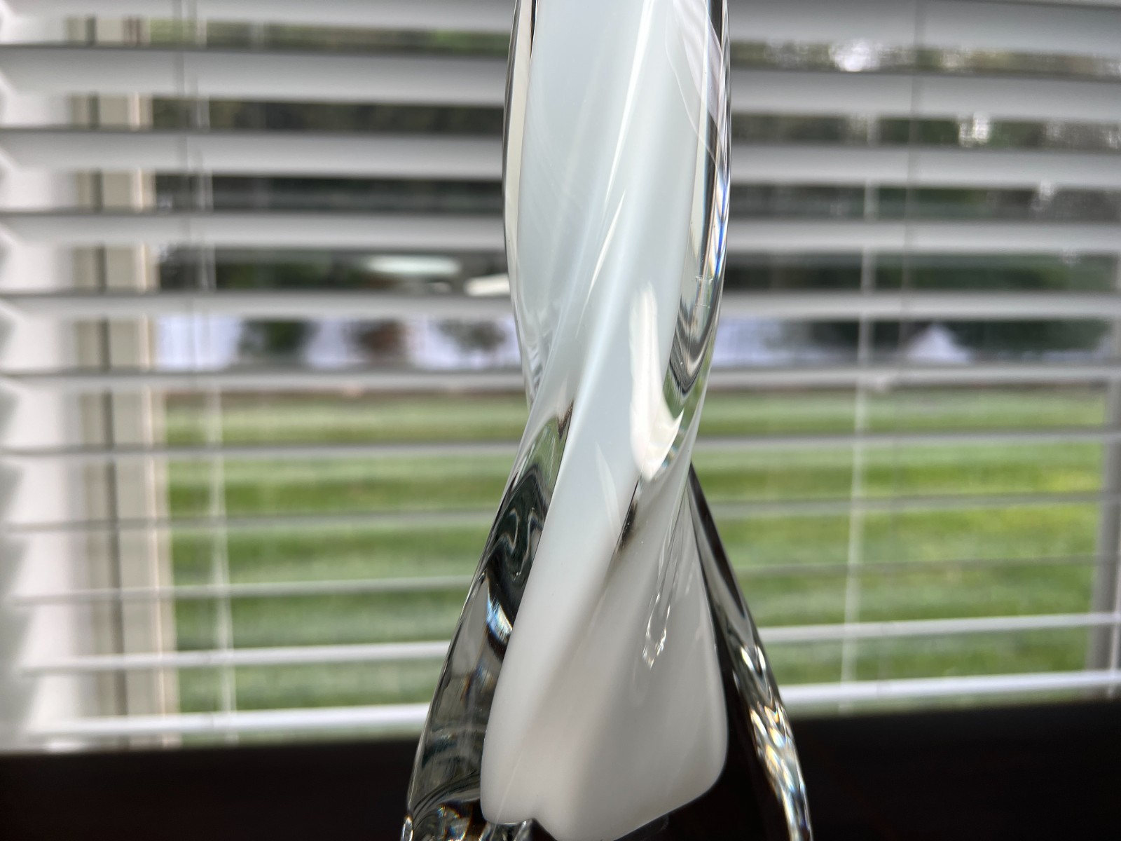 ADAM JABLONSKI ART GLASS HANDBLOWN POLAND SIGNED SCULPTURE 15.75″ WHITE BURGUNDY