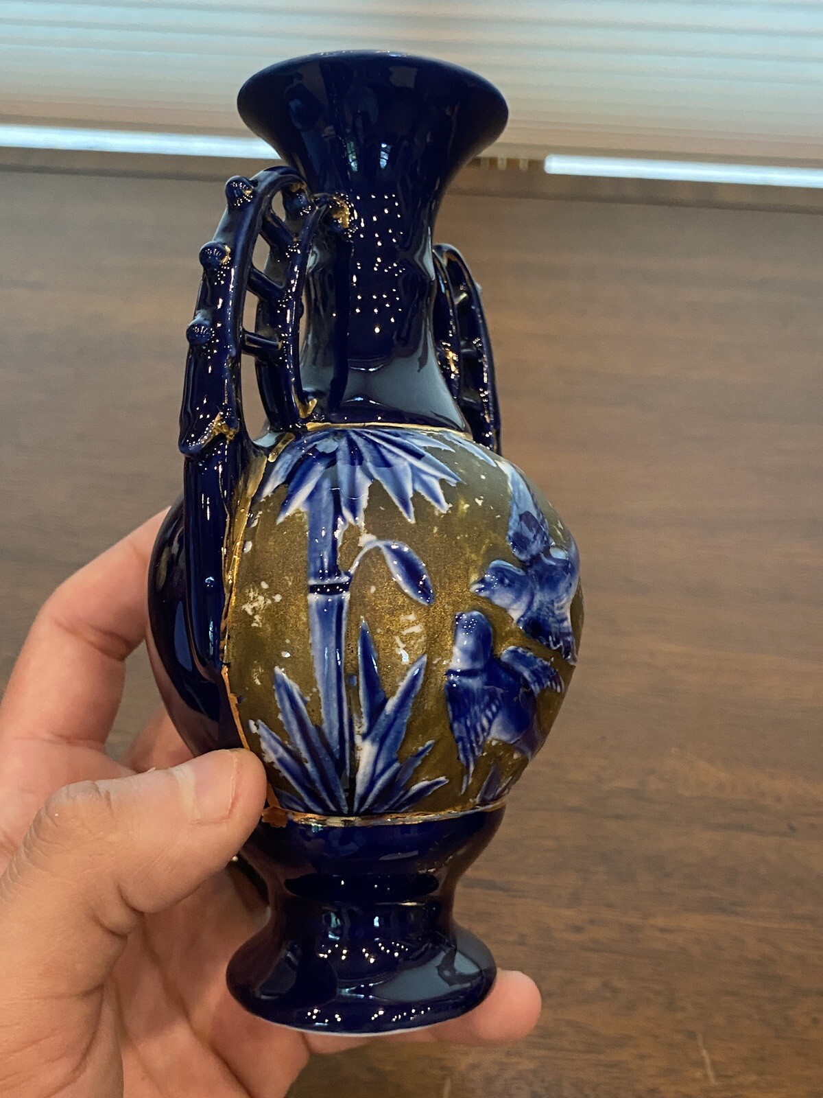 BEAUTIFUL VTG Blue/Gold HAND PAINTED Birds In Nature Scene Porcelain Vase 6.75″H