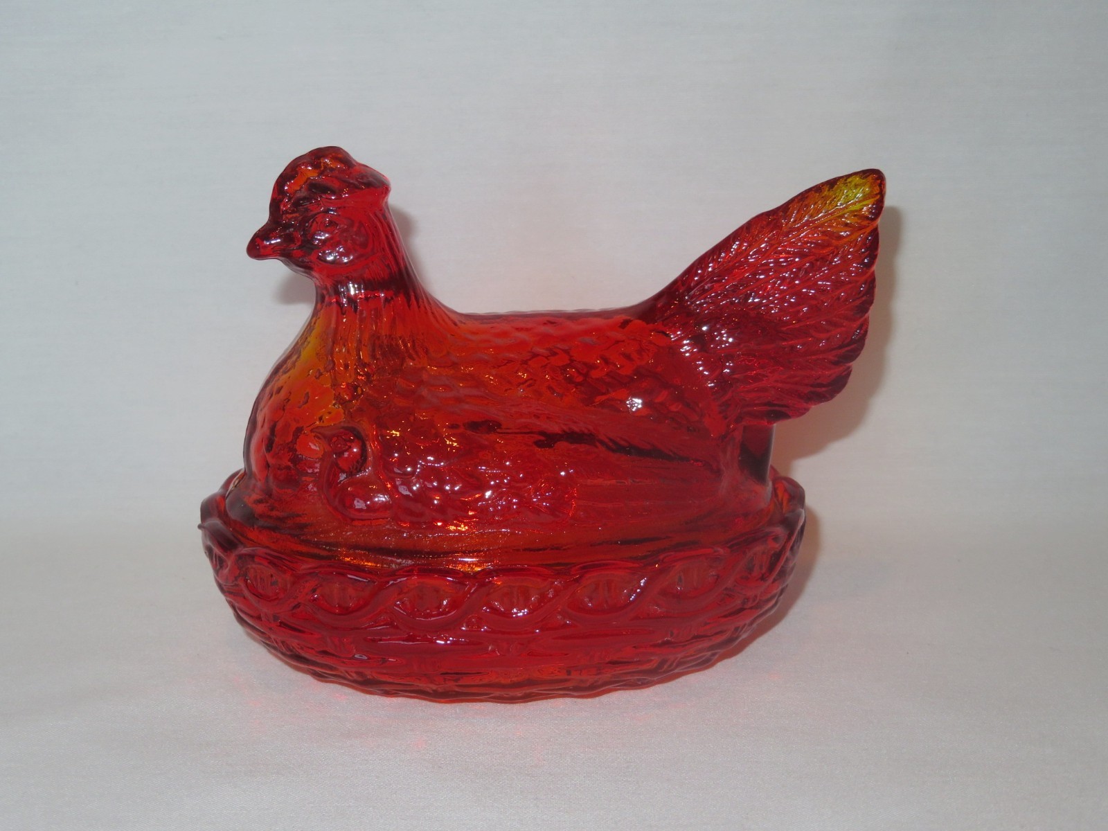 VINTAGE LE. SMITH 6″ RED FLAME HEN ON NEST w/ BABY CHICKS (AWESOME CADMIUM GLOW)