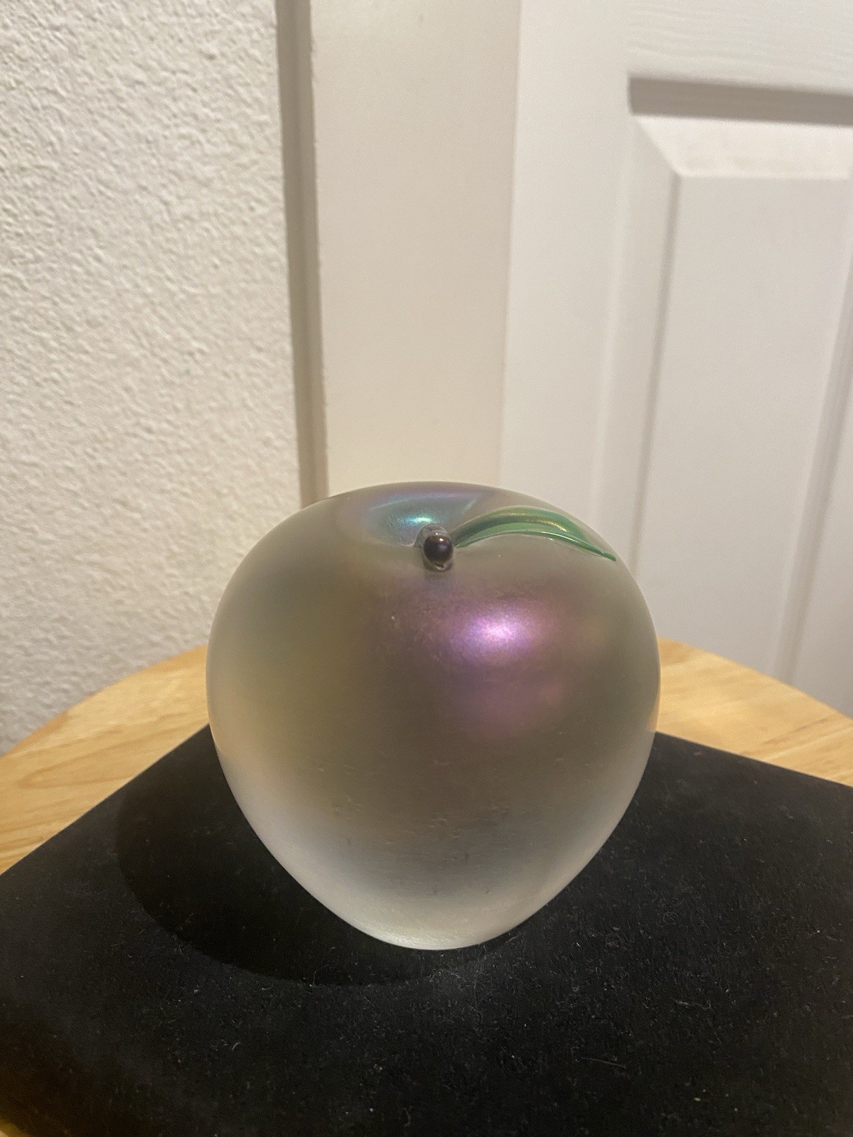 VINTAGE ZELLIQUE STUDIOS IRIDESCENT FROSTED GLASS APPLE PAPERWEIGHT NICE ONE!