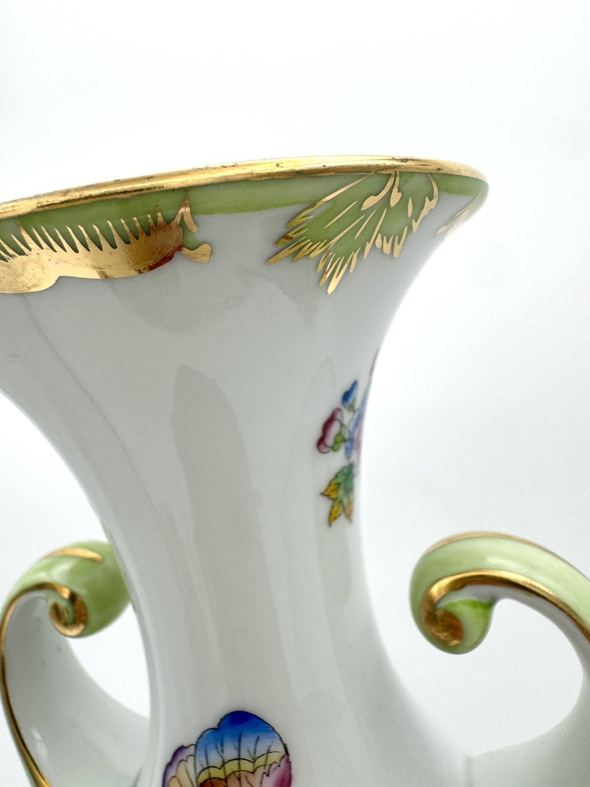 Herend Queen Victoria 7175 – Handled Vase, 13”