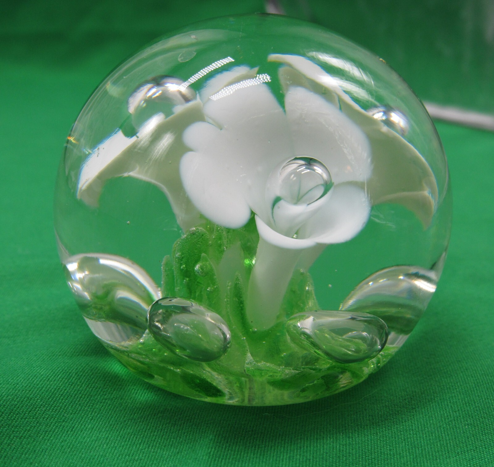 Vintage Paperweight White Flowers with Green Base – Unbranded – Preowned