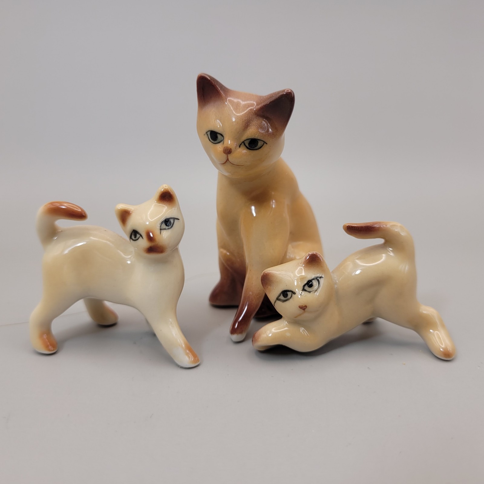 Set of 3 Porcelain Miniature Figurines Siamese Cat 2.25″ Mama & 2 Kittens