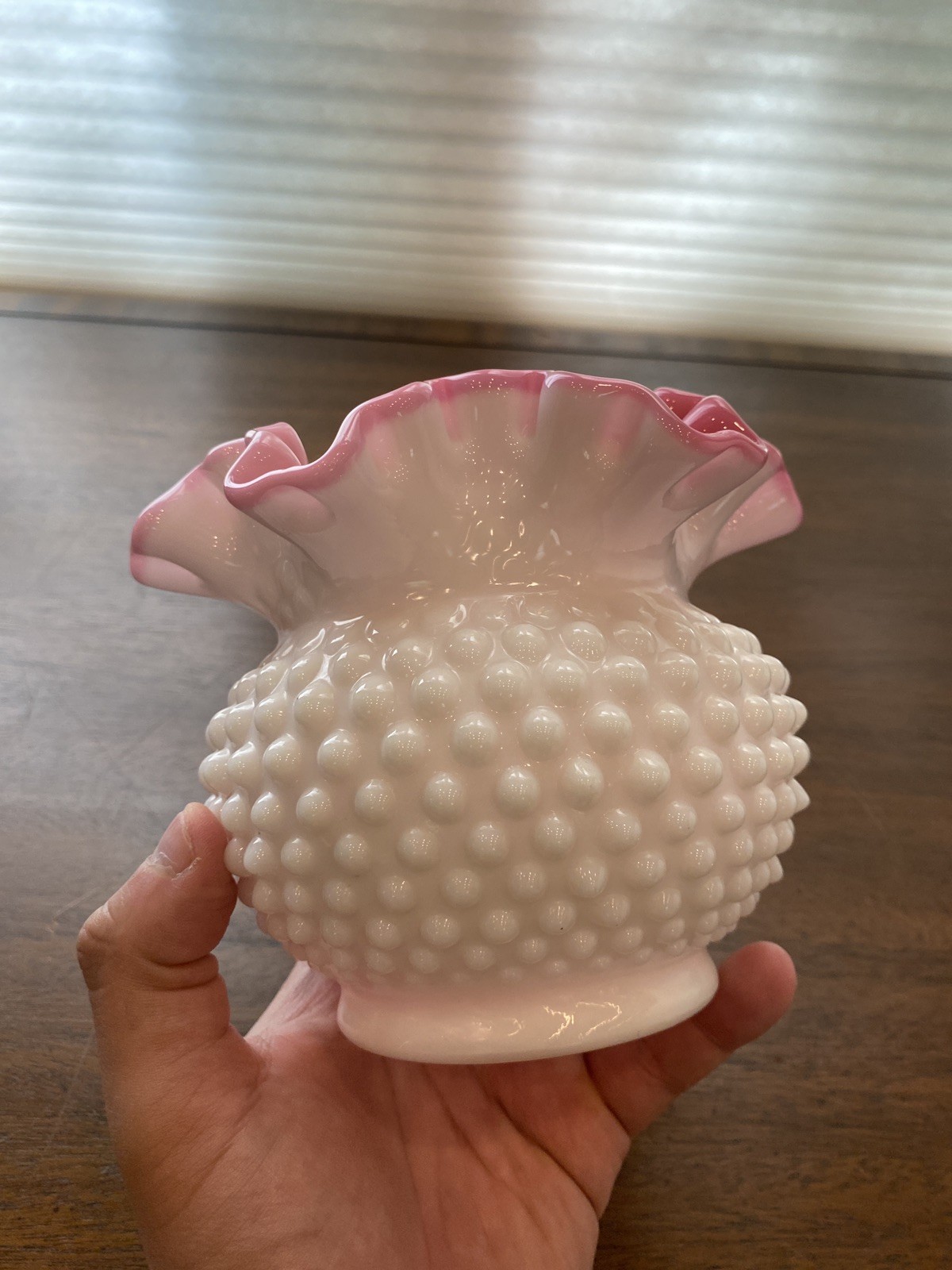 BEAUTIFUL VTG FENTON White Hobnail PEACH BLOW Ruffled Art Glass Vase 5″H