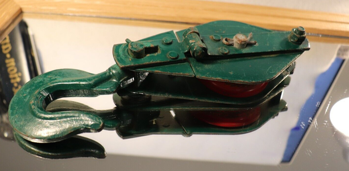 VINTAGE 3 INCH SILO 5 TON GREEN PULLEY S HOOK EASY ACCESIBLE LATCH FOR PULLEY