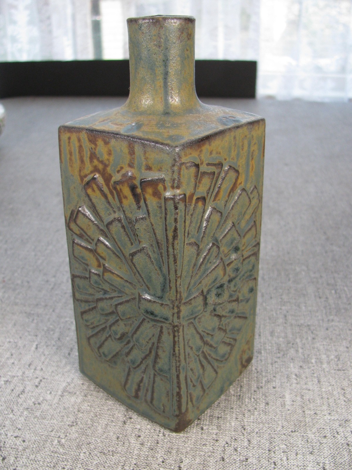 Vintage MCM Otagiri Pottery Sunburst Mum Brutalist Design 6.75″ Vase-OMC Sticker