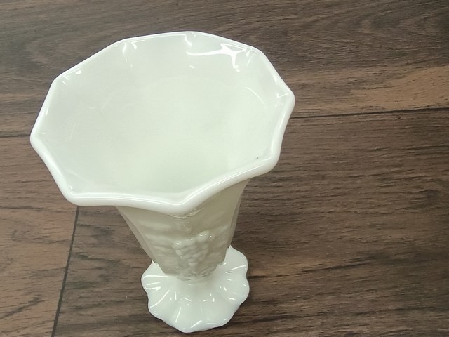 Westmoreland 5-7/8″ Paneled Grape Belled Milk Glass Bud Vase 1940-1980’s MLKB55