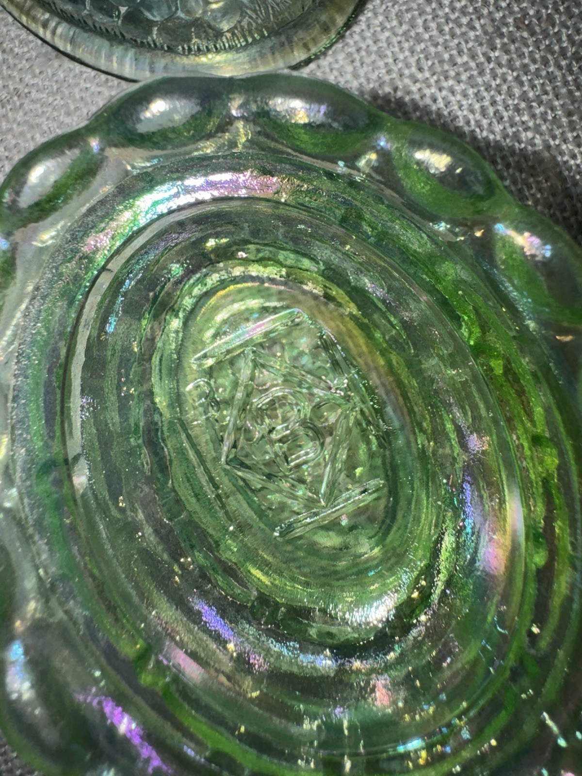 Boyd Art Glass Chick Salt HEN on NEST Mini HON #197 Aloe CARNIVAL Green Chicken