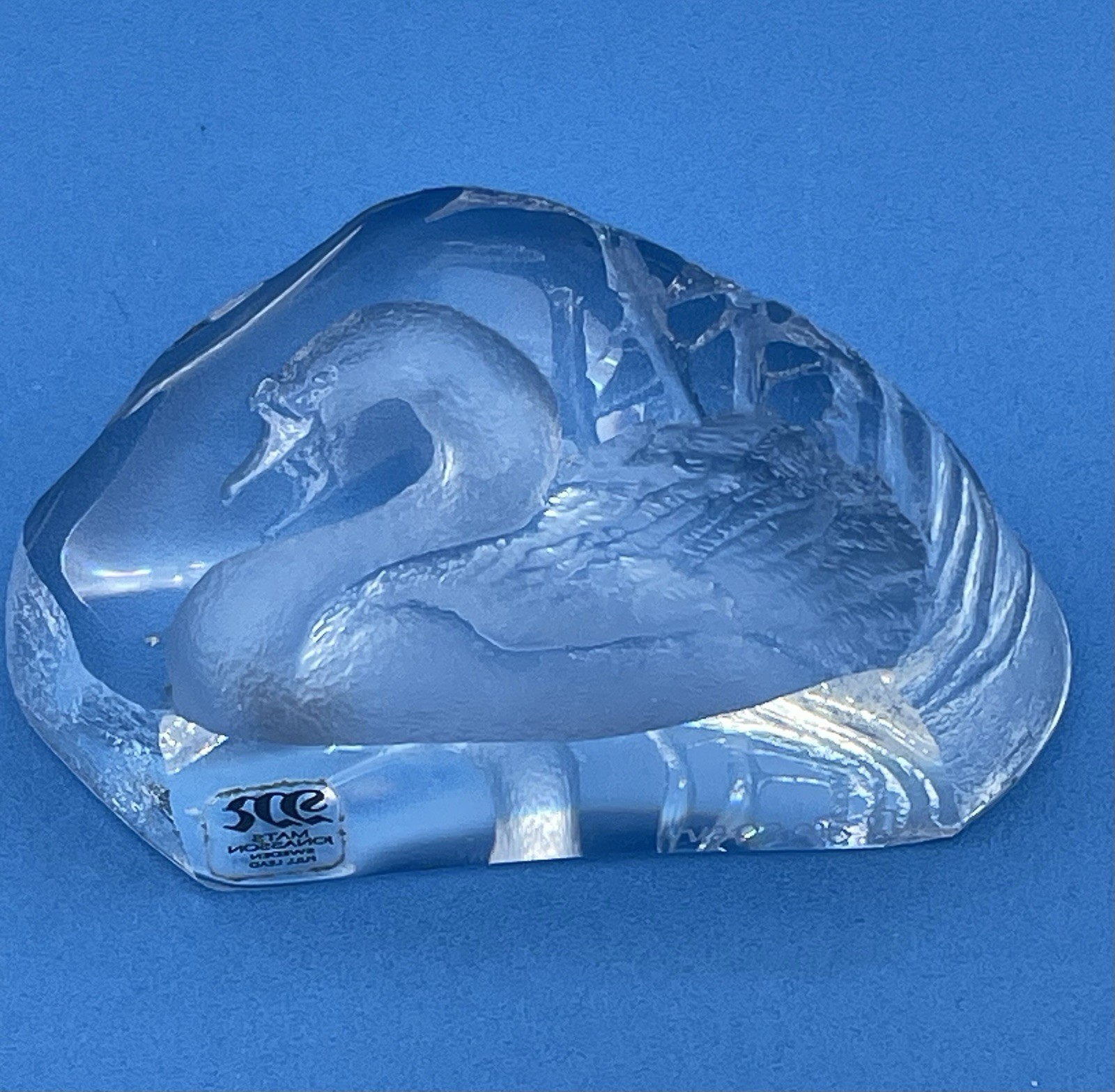 Mats Jonasson Sweden Etched Lead Crystal SWAN Paperweight in Original Hinged Box