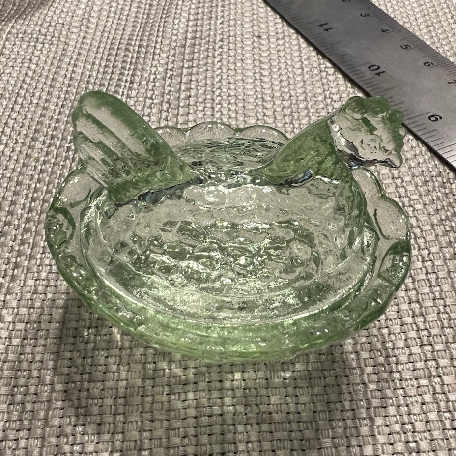 Vintage Westmoreland / Rosso Light Green Glass hen on nest Glows Under UV Light