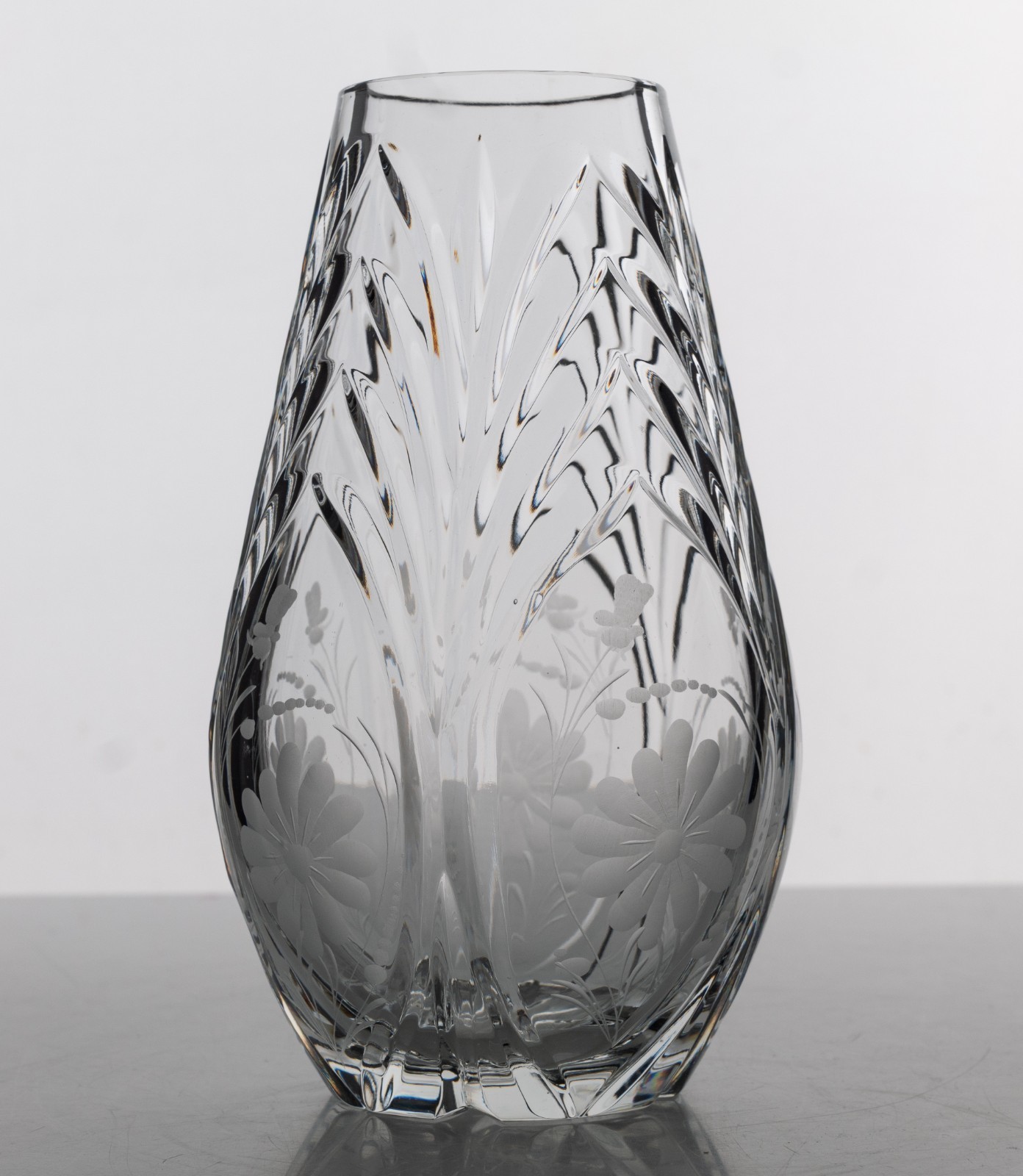 A Very Nice Crystal Vase with Etched Florals Cut Glass 7.5×4″ 3lb Clear Unmarked