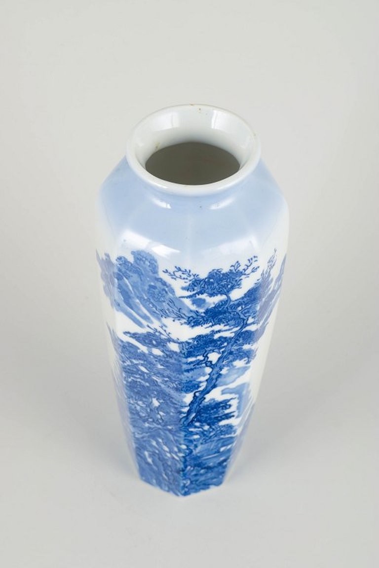 Chinese hand-painted porcelain vase. Republic Period, possibly 1920s–1940s.