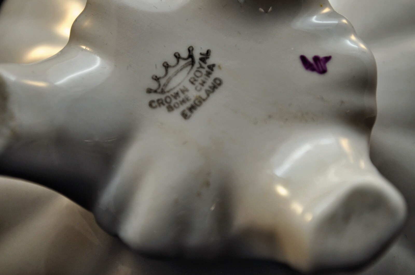 Crown Royal Bone China Flower Pot arrangement – England. Approx: 4″H x 4-1/2″W