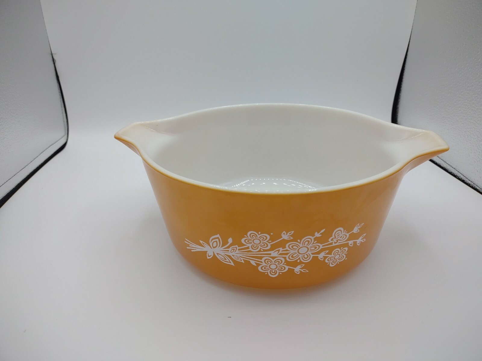 PYREX BUTTERFLY GOLD ~#475~2 1/2 QT CASSEROLE WITH WOODEN BASKET