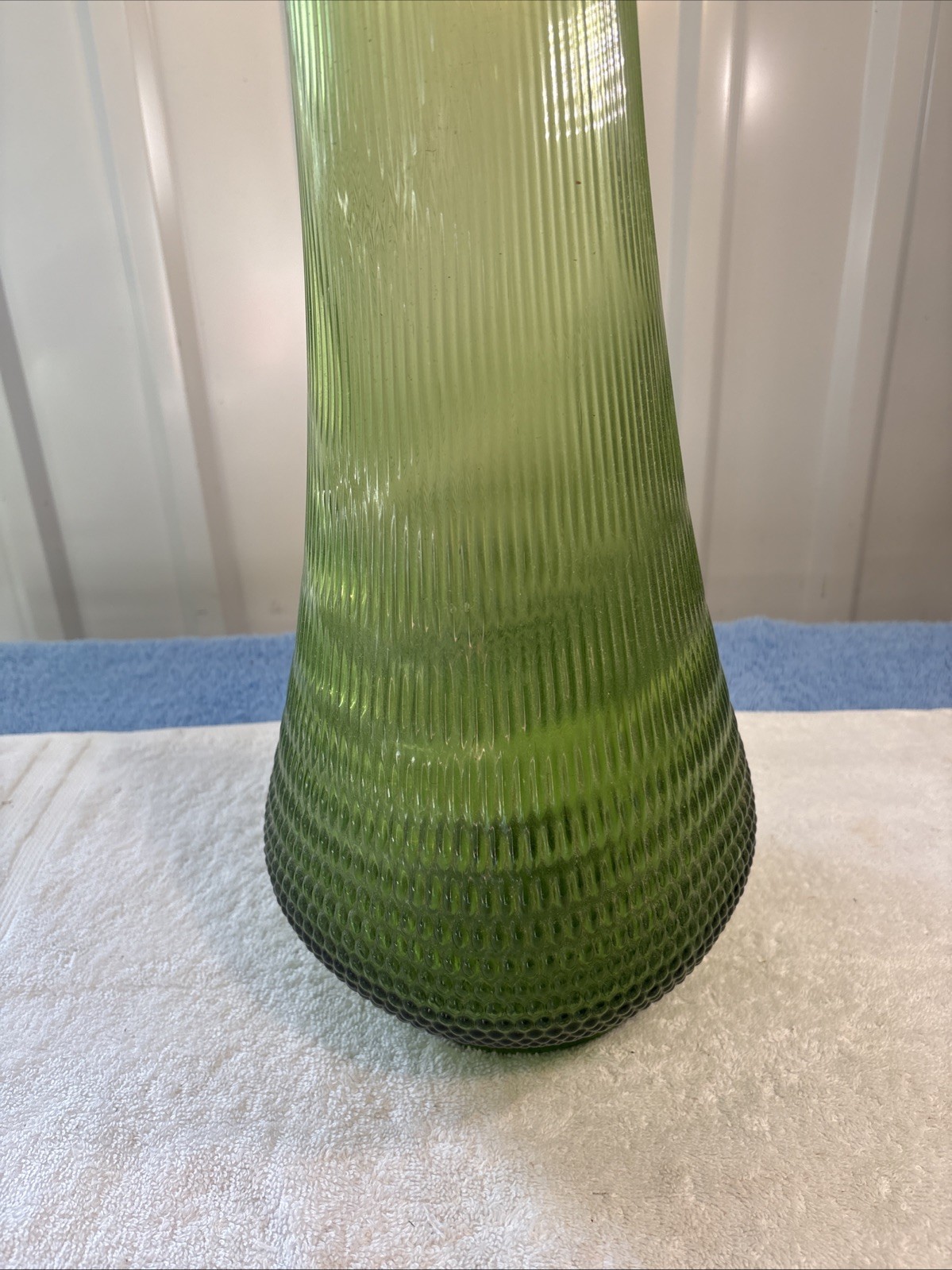 L.E. Smith 1960’s Green Swung Art Glass Vase 34″ Green with Nubby Butt Great