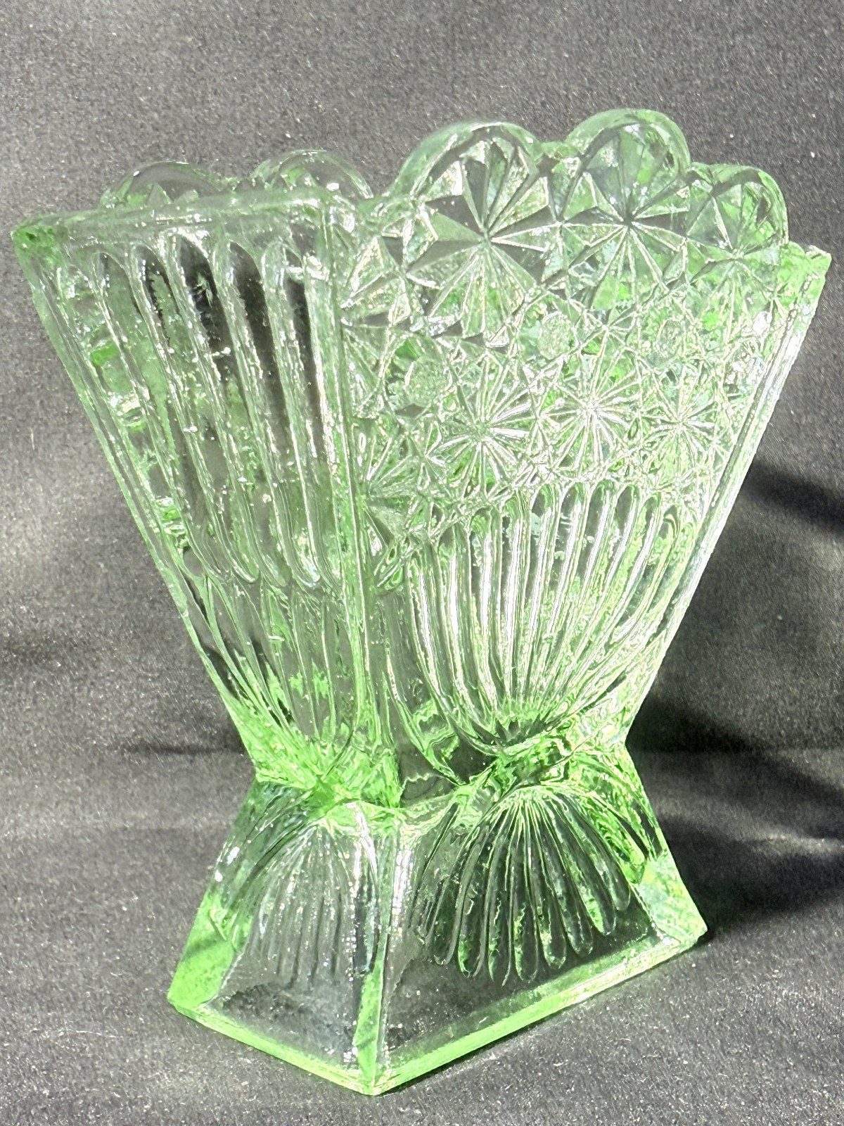 Green Vaseline glass Daisy & button pattern flower fan bud vase uranium selenium