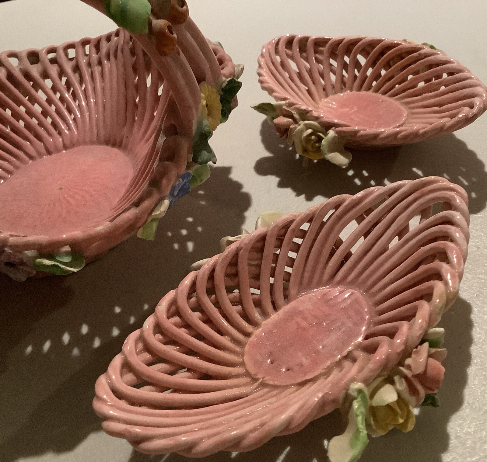Antique Pink Lattice Ceramic Baskets Italy One 6″ Diameter & Four 4″x2.5″ Flower