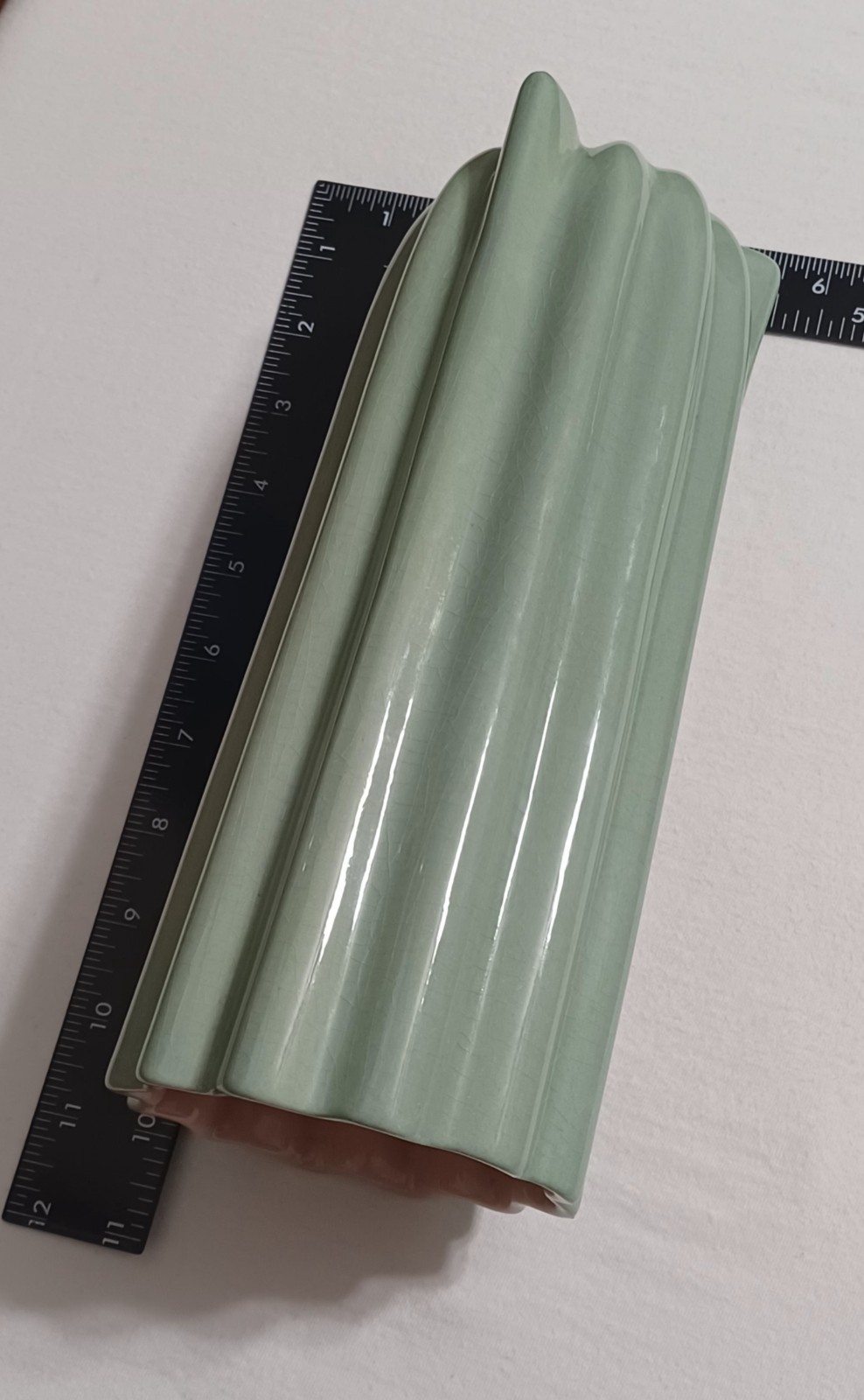 😯 “Rare” WEIL WARE Green & Pink Ceramic Vase, Gladding McBean CATALINA Mold 10″