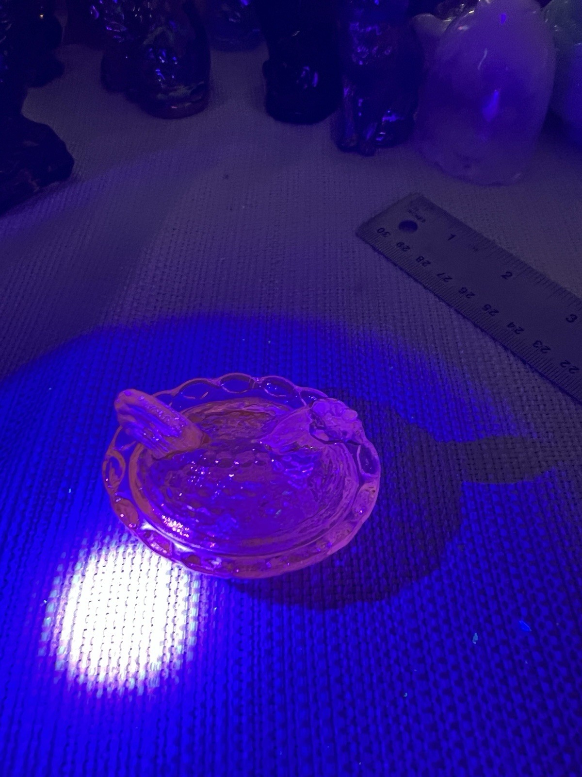 Vintage Westmoreland / Rosso Light Green Glass hen on nest Glows Under UV Light
