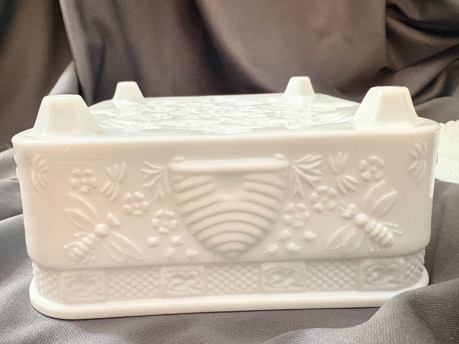VTG Indiana Glass Company Milk Glass Honeycomb Bee Box w/ Legs Lid READ DESCRIPT