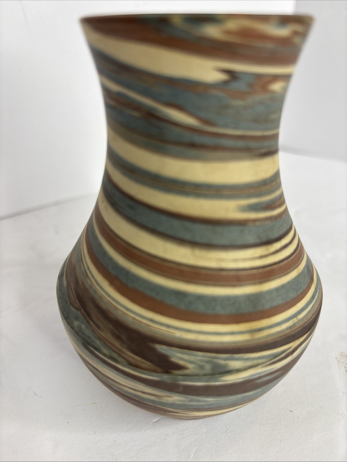 EARLY (1910- 1915) NILOAK 4 1/4” TALL FIVE COLOR MISSION SWIRL VASE BOTTOM STAMP