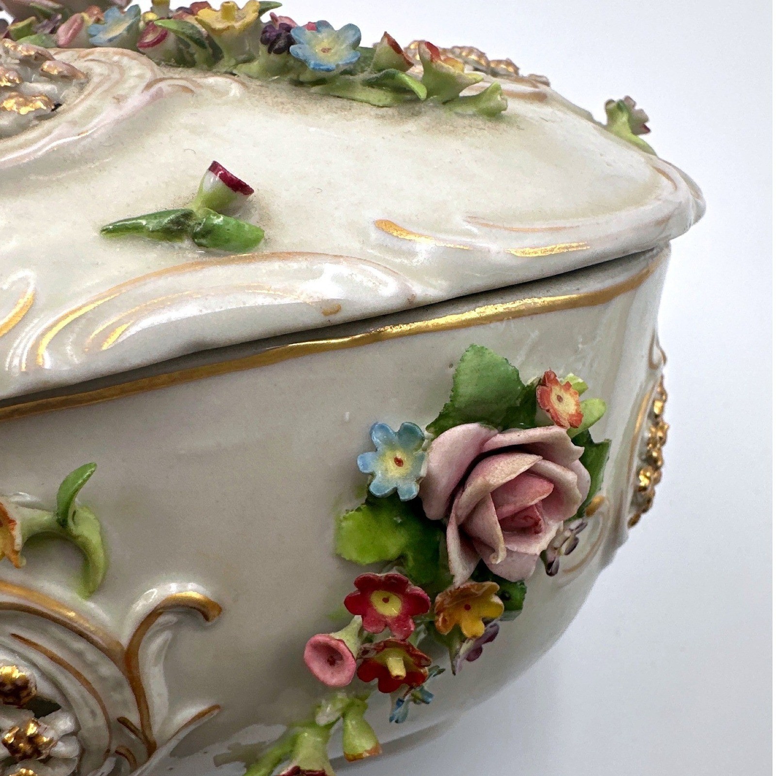 Vtg Porcelain Applied Flowers on Lid Oval Trinket Box Jewelry Container Germany